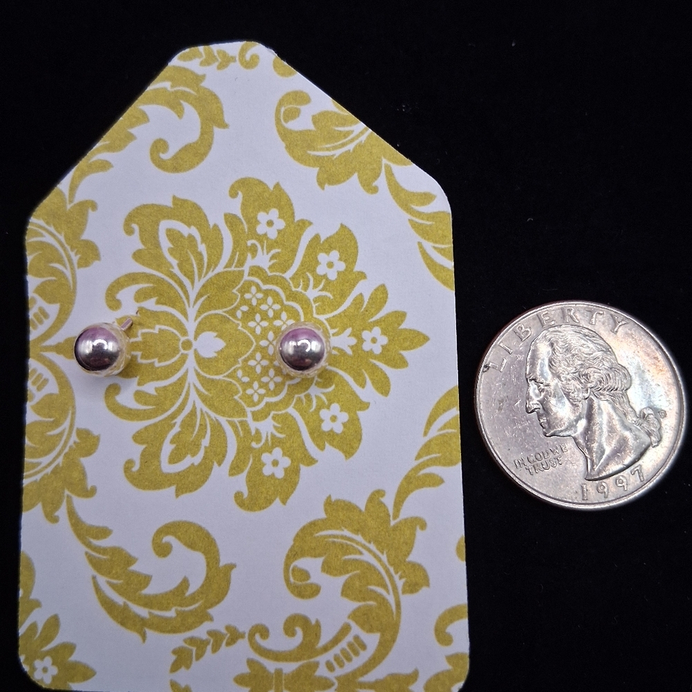 Elegant Gold and White Patterned Earrings